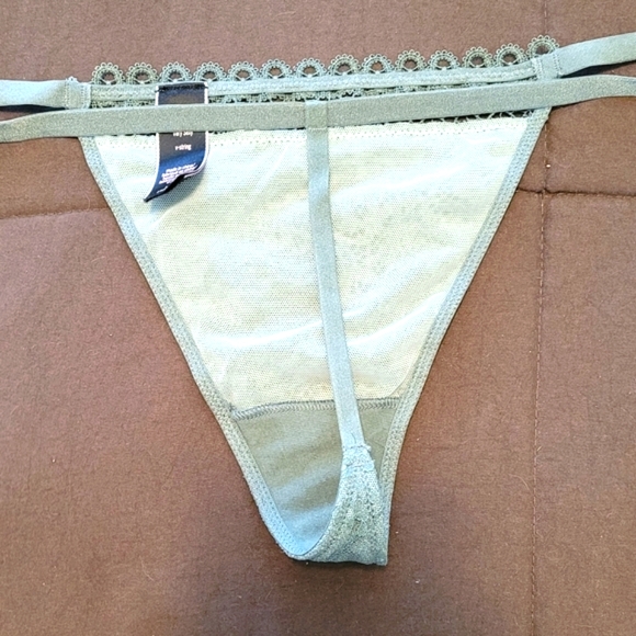 Victoria’s Secret Large V-Strings - Picture 4 of 9